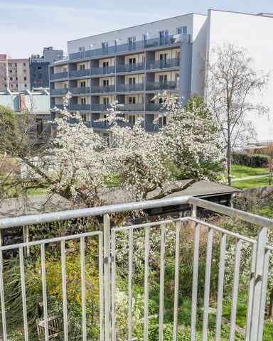 Eine geräumige Wohnung mit Platz für bis zu 6 Personen, unweit des Stadtzentrums und bestechend durch eine schöne Terrasse, das ist genau das, was wir Ihnen hier anbieten. Der Raum Diese schöne und moderne 73qm große Wohnung bietet Platz für bis zu 6...