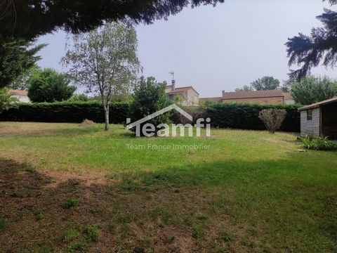 Bouwgrond van 868 m², vlak, buiten de verkaveling, rustige omgeving en vrij uitzicht. Netwerken dicht bij het veld. Het land is beplant met bomen en drie zijden zijn omheind door een haag. Dicht bij Le Coteau, Roanne en toegang tot de A89. Makelaarsk...