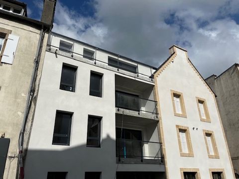 Au cœur de la ville de Landerneau , vous trouverez tous les commerces et services : collège, lycée boulangerie, restaurant, centre médical, supermarché... La qualité de vie fait de cette ville un endroit attrayant pour s'installer et vivre une vie ép...