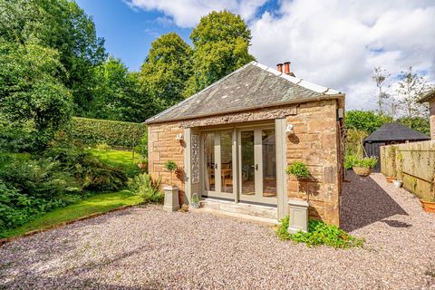 The Orchard ist ein entzückendes, freistehendes Ferienhaus, das kürzlich umgebaut und aus hartem Sandstein unter einem traditionellen Walmdach aus Schiefer gebaut wurde.  Das Anwesen wurde liebevoll zu einem hohen Standard renoviert und wäre ein idea...