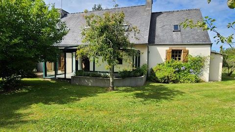 In the countryside in a small hamlet between Plouézoc'h and Plougasnou 10 minutes from Morlaix, this house from the 80s is bright, the large L-shaped living space is extended by a veranda offering a magnificent view of the garden with trees. The kitc...