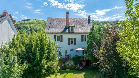 Sektor Marcillac  in der Nähe aller Annehmlichkeiten und nur 20 Minuten von Rodez und Decazeville entfernt, entdecken Sie exklusiv dieses schöne Bürgerhaus mit 175 m² Wohnfläche aus dem Jahr 1920 auf einem Grundstück von 625 m². Auf einer Ebene find...