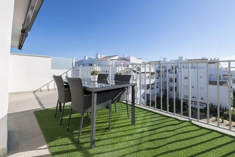 Bienvenue dans ce bel appartement près de la plage d'une capacité de 2 + 1 personnes. À l'extérieur de cette belle urbanisation dans laquelle se trouve la propriété, vous trouverez une piscine au sel commune de 20mx10m avec une plage de profondeur de...