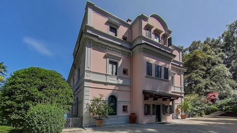 Elegant flat for sale in Stresa in a unique lakefront location, inside a luxurious period villa dating back to 1870, one of the prestigious historical residences of Lake Maggiore. The villa was entirely renovated in the 1980s and is divided into eigh...