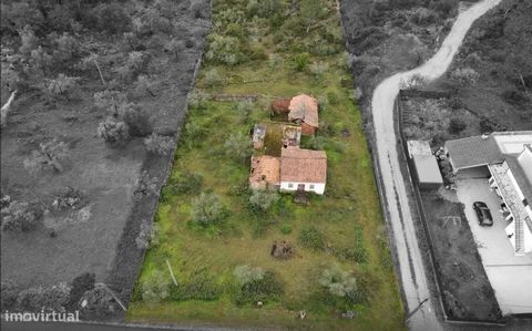 Grundstück mit Ruine in einer ruhigen Gegend inmitten der Natur, mit einer ungefähren Fläche von 5000m2. Dies hat einen ausgezeichneten Zugang, der seine Lage in der Nähe einiger kleiner Geschäfte und Dienstleistungen hervorhebt. Es hat auch eine aus...