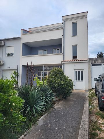 Location: Zadarska županija, Zadar, Belafuža. BELAFUZA, ZADAR - OPPORTUNITY! Mini residential building with 3 storey apartments! We proudly present an apartment house located in the beautiful area of Belafuž, in the heart of the city of Zadar. This h...