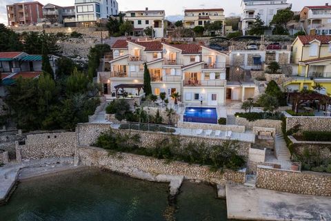 Location: Ličko-senjska županija, Novalja, Vidalići. PAG ISLAND, VIDALIĆI - Spacious apartment villa 1st row to the sea Spacious apartment villa for sale in Vidalići on the island of Pag. The building is located in an extremely attractive location on...