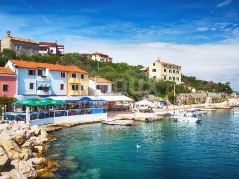 Location: Primorsko-goranska županija, Cres, Valun. INSEL CRES, VALUN - Wohnung erste Reihe zum Meer! Die Insel Cres liegt in der Kvarner Bucht und ist die größte adriatische Insel und ein beliebtes Touristenziel für viele Touristen auf der ganzen We...