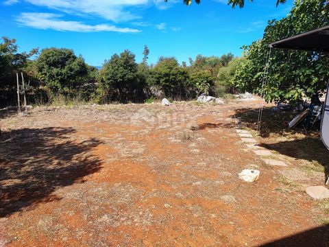 Location: Ličko-senjska županija, Novalja, Lun. PAG ISLAND, LUN - land in an excellent and quiet location We are selling land in an excellent and quiet location with great potential, surrounded by greenery and a century-old olive grove. The area of t...