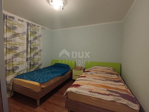 Location: Primorsko-goranska županija, Crikvenica, Crikvenica. CRIKVENICA - Un trilocale con soggiorno e garage si trova a circa 400 metri dal mare in una strada tranquilla. Si compone di tre camere da letto, due bagni, wc, cucina, sala da pranzo e a...