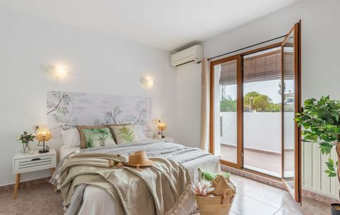 Deze mediterrane woning biedt een geweldige kans voor wie op zoek is naar een gezellig en functioneel huis in de rustige en gewilde buurt van Costera de Mar in Moraira. Met 260 m² aan woonoppervlak op een perceel van meer dan 1.600 m², biedt het huis...