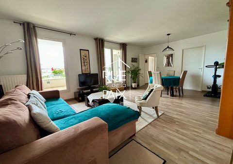 À Angers, dans un quartier dynamique, découvrez ce superbe appartement de type 3, situé dans une copropriété récente et en excellent état. Avec ses 67 m2, cet appartement offre un cadre de vie confortable et fonctionnel. L’entrée mène à une grande pi...