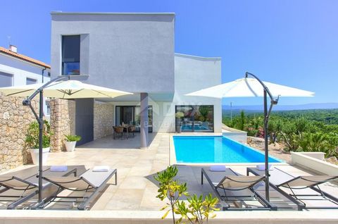 Location: Primorsko-goranska županija, Krk, Vrh. Dintorni di Krk - Villa di lusso con piscina a sfioro e vista mare. La villa dispone di 223 m2 di superficie abitabile, costruita con materiali di alta qualità e completamente attrezzata con mobili di ...