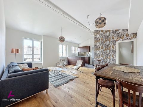 Venez découvrir ce splendide appartement situé au dernier étage d'un hôtel particulier, idéalement placé Place Gambetta. Entièrement rénové avec goût, ce bien offre des prestations modernes et de grands volumes lumineux, garantissant un cadre de vie ...