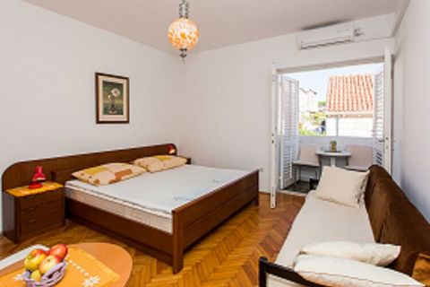 Guest House Ljubica ligt op 1,5 km van de oude binnenstad van Dubrovnik, die op de werelderfgoedlijst van UNESCO staat, en biedt vijf accommodaties. Er is een bagageopslag beschikbaar voor het inchecken. Deze tweepersoonskamer is geschikt voor maxima...