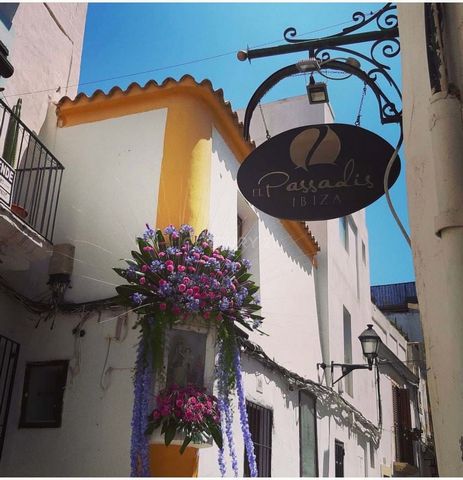 Bar Restaurant en pleine activité, dans l'une des rues les plus animées du quartier de Dalt Vila, l'ancien et le plus beau quartier d'Ibiza. Situé spécifiquement dans la rue Mare de Deu. Le restaurant dispose d'une cuisine entièrement équipée, de sal...