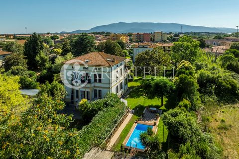 Élégante villa de 300 mètres carrés avec jardin et piscine, sur la côte de la Maremme à quelques minutes de la mer d’Ansedonia et de l’Argentario. Description On y accède par un chemin privé et on y accède par un portail électrique, entouré d’un jard...