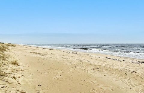 Traditionelles Ferienhaus auf einem geschützten Waldgrundstück und zugleich ganz nahe Strand und Wasser! Schöne Terrassen am Haus für sonnige Tage. Ein wirklich gut aufgeteiltes Ferienhaus, in dem die Familie oder warum nicht die größere Gruppe großa...