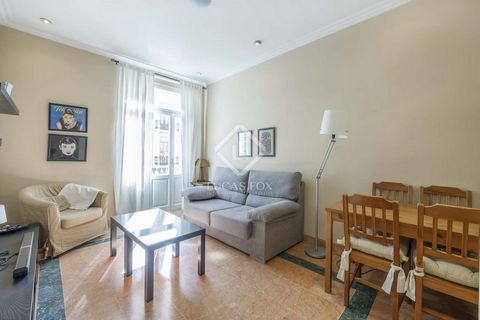 This completely renovated apartment is located in the heart of the Plá del Remei neighbourhood in one of the most emblematic and exclusive streets in Valencia. The property, which is located on the second floor of a building with an lift, enjoys grea...