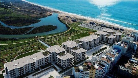 Apartamento Exclusivo com Vista para o Mar e Acabamentos de Luxo O empreendimento BAYLINE é um condomínio fechado de luxo a 30 metros da praia dos pescadores, em Armação de Pêra, no limite Urbano da Vila, sendo por isso o último edifício possível de ...