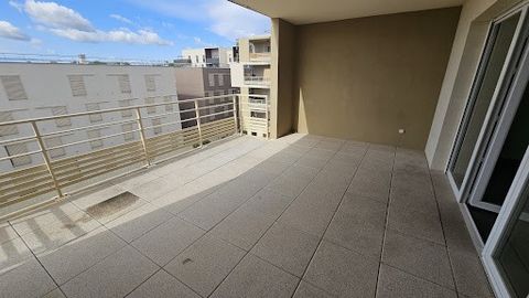 À Juvignac, acquisition immobilière de ce bel appartement disposant de 2 chambres et d'une terrasse bien exposée. Le bâtiment est accessible aux personnes à mobilité réduite. L'appartement comprend un espace cuisine, un espace nuit comprenant 2 chamb...