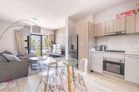 Ontdek de belichaming van stedelijk leven in dit stijlvolle appartement met 2 slaapkamers en 1 badkamer, genesteld in de levendige Soho Junction-gemeenschap in Broadacres. Deze moderne residentie biedt de perfecte mix van comfort, stijl en gemak, waa...