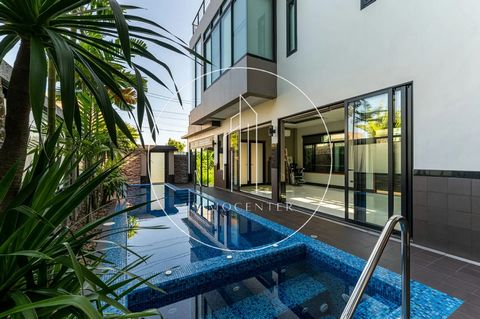 Moderne villa in Rawai, Phuket, Thailand, Te koop: Prachtige moderne villa gelegen in het gewilde gebied van Rawai op het eiland Phuket. Ideaal voor investeerders die op zoek zijn naar een uitzonderlijke woning. Belangrijkste kenmerken: - Woonoppervl...