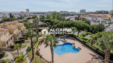 Fantastique maison de ville avec 2+3 chambres, très bien entretenue à proximité de la marina de Vilamoura à côté de divers services tels que restaurants, supermarché, etc... Cette propriété est parfaite pour tous ceux qui recherchent une résidence se...