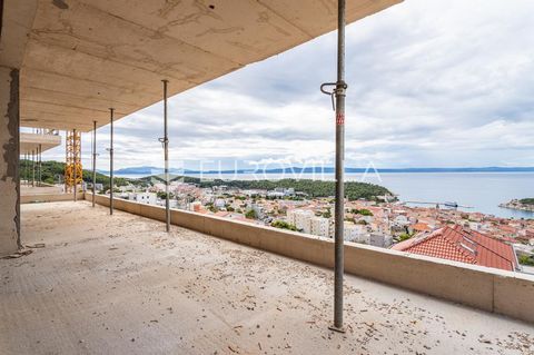 Makarska, an exclusive three-bedroom apartment with a private outdoor pool and open sea view, located on the second floor of a modern residential building under construction. The apartment extends over the entire floor and is divided into a hallway, ...