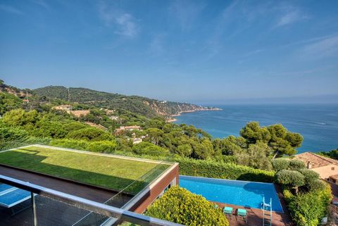 Espectacular villa contemporánea, ubicada en una de las zonas residenciales más lujosas de la Costa Brava, en Punta Brava de Sant Feliu de Guíxols. Su diseño, el uso predominante del cristal, sus líneas rectas, su ubicación en el extremo superior de ...