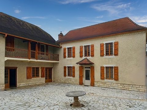 MALAUSSANNE - Venez découvrir cette très grande maison T6 de 177 m² et son appartement indépendant T2 de 60 m², le tout sur un terrain de 8 243 m². Situé sur les hauteurs du village, vous serez surpris par le calme et la vue sur la campagne environna...