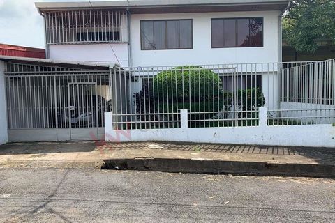 Hermosa casa en el centro de Esparza, ubicada en un barrio muy tranquilo y con acceso a todos los servicios básicos. Son 250 m² de construcción, en dos pisos que se distribuyen de la siguiente manera: Primer piso: Sala-comedorCocina1 Baño completoCua...