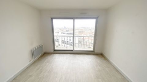 INVEST IN FRONT OF THE TRAIN STATION IN THIS PLEASANT T1 OF 23M2 WITH BALCONY AND CELLAR, FREE AND RENOVATED. IDEAL FOR A RENTAL PROJECT OR IN STUDENT HOUSING OR PIED-À-TERRE! YOU WILL FIND A BEAUTIFUL LIVING ROOM OPENING ONTO THE BALCONY WITH UNOBST...