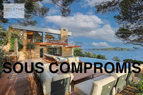 SOUS COMPROMIS : Unique et rarissime à la vente: Villa d'exception sur la presqu'île de Giens en front de mer sous la pinède dans un domaine sécurisé qui vous offre : - Une vue magistrale à 180o sur les îles de Porquerolles, avec un accès direct à un...