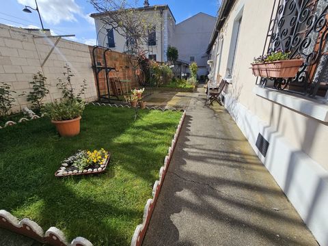 Secteur centre-ville du bas de Joinville, côté Palissy, au coeur des commerces et à 12 min du RER A, dans une petite copropriété avec de faibles charges, venez découvrir cette maisonnette comprenant: entrée avec rangements, séjour ouvert sur cuisine ...