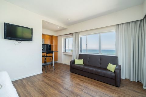 Studio apartment just a 2-minute walk from Alvor beach. The comfortable studio includes a sleeping area with a built-in wardrobe, a living area, a fully equipped kitchenette, and a full bathroom with a bathtub. The property features a balcony. The co...