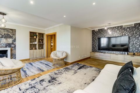 Superbe appartement de 8 pièces en duplex situé sur la Rua da Mãe D'Água, à Belas Clube de Campo. Cette propriété offre un style de vie luxueux et des équipements exceptionnels. Avec un agencement spacieux et soigneusement conçu, ce duplex offre le s...