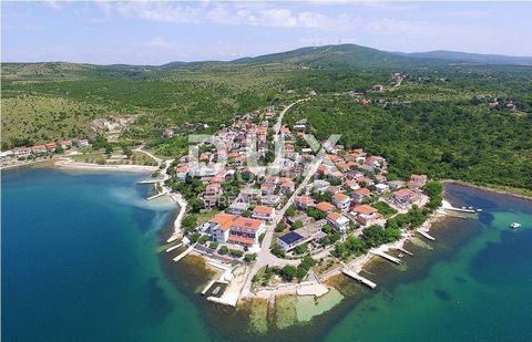 Location: Zadarska županija, Obrovac, Kruševo. OBROVAC, KRUŠEVO – Baugrundstück in zweiter Reihe zum Meer Stellen Sie sich das Leben nur wenige Schritte von den Wellen entfernt vor, in einer ruhigen Ecke von Kruševo, wo Sie das Meer bequem von zu Hau...