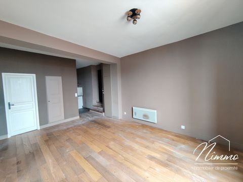 NIMES ECUSSON APPARTEMENT T3 ASCENSEUR A deux pas des Halles, venez découvrir dans un immeuble bourgeois cet appartement T3 d’environ 55m2 au 3ème étage avec ascenseur. Il se compose d’une pièce à vivre avec cuisine semi-ouverte, deux chambres, salle...