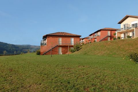 Cet appartement grand confort adossé à une forêt et surplombant la vallée du Tarn peut accueillir de 4 à 6 personnes. Elle possède une large baie vitrée et une grande terrasse ouvrant sur la résidence.