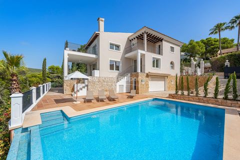 Diese erhöhte, nach Süden ausgerichtete Villa wird in der exklusiven Wohngegend Camp de Mar zum Verkauf angeboten. Sie bietet einen atemberaubenden, unverbaubaren Panoramablick auf das Meer und befindet sich in bester Lage, nur wenige Minuten vom ber...