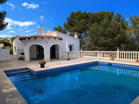 This charming villa is located on a quiet street in Moraira, away from the noise yet close to everything: the beach, restaurants, and the town center. It's designed for you to enjoy every moment. A spacious driveway with a garage and covered carport ...