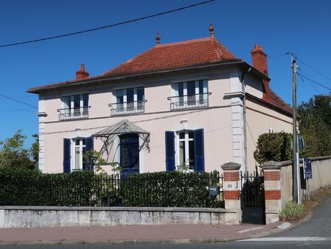 Montluçon (03) : à cinq minutes du Bd de Courtais et à proximité du parc St Jean, cette belle maison des années 1930 saura vous séduire par ses volumes et son jardin proche de la nature. La maison se compose au rez de chaussée d'une entrée, d'un salo...