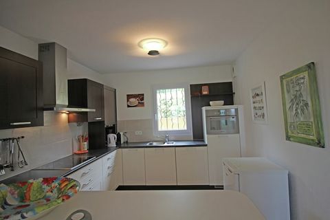 Eingebettet im malerischen Dorf Les Issambres bietet dieses reizende Ferienhaus mit 3 Schlafzimmern bequem Platz für sechs Personen und ist somit ideal für Familien oder Gruppen, die einen erholsamen Urlaub verbringen möchten. Genießen Sie die wohlig...