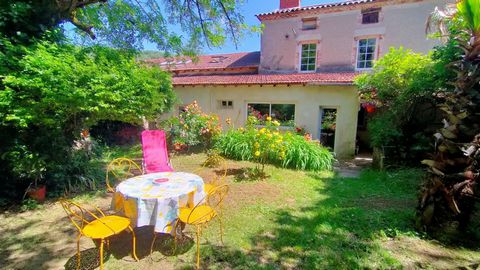 Grande maison de village mitoyenne en pierre avec jardin & garage