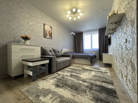 Продается 1 комнатная квартира, 38 кв.М, 9/16, качественный дизайнерский ремонт, мебель, бытовая техника, сплит система, лоджия остеклена и утеплена. После ремонта никто не жил.Прекрасный вариант, как для собственного проживания, так и для сдачи в ар...