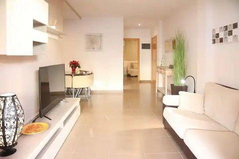 Mooi appartement te koop in La Caleta, Costa Adeje. Het huis heeft 60 m2 verdeeld over 2 slaapkamers, een badkamer, een volledig uitgeruste keuken open naar de woonkamer en een groot terras van 15 m2. Vakantieappartementen zijn toegestaan. Gemeenscha...