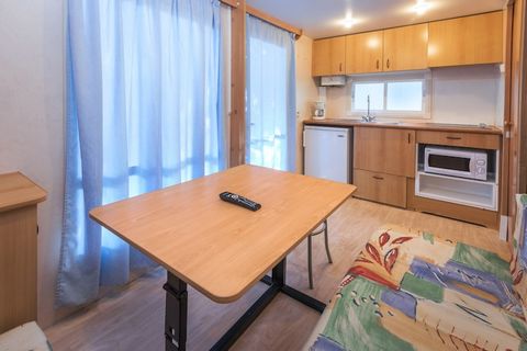 Los chalets y las casas de campo cuidadosamente amueblados están situados en pequeños carriles en una parte separada de Camping Solmar. Esta casa de campo puede alojar hasta dos adultos y dos niños de hasta 12 años. Cada casa tiene una terraza y mueb...