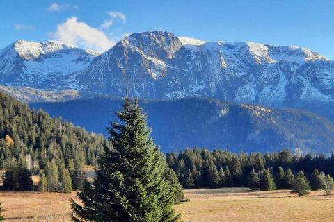 This inviting 32 m² apartment in Chamrousse offers a warm and cheerful atmosphere, ideal for up to 6 guests. Perfectly situated just 500 meters from both the ski resort and supermarket, and 2 km from the city center, it provides easy access to alpine...