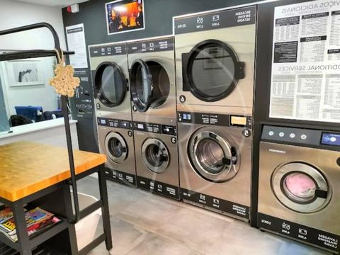 Loja comercial de R/C a funcionar plenamente como lavandaria e engomadoria em plena Lisboa, no Bairro da Graça. Loja equipada, com montra, rodeada de todo o comércio local, bares e restaurantes, AL e B&B como potenciais clientes. Zona de ruas amplas ...